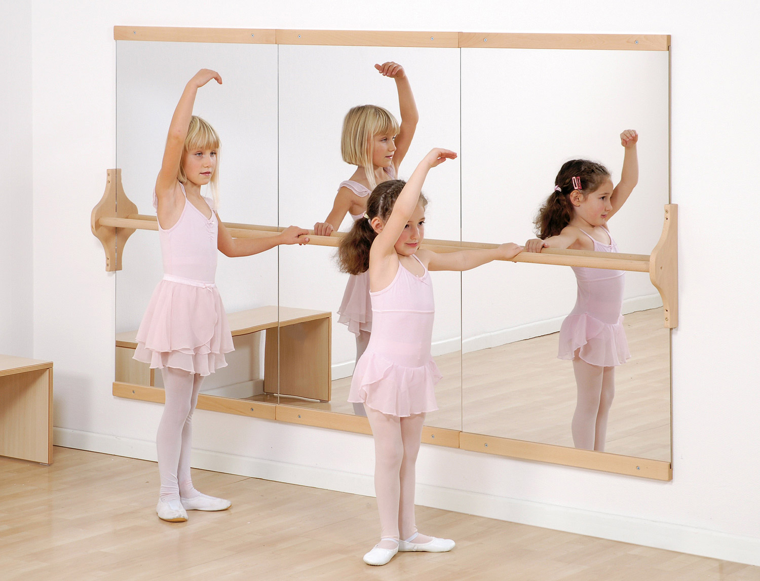 Spiegelwand mit Handlauf 220 cm breit