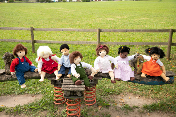 JOYK Puppen auf dem Spielplatz
