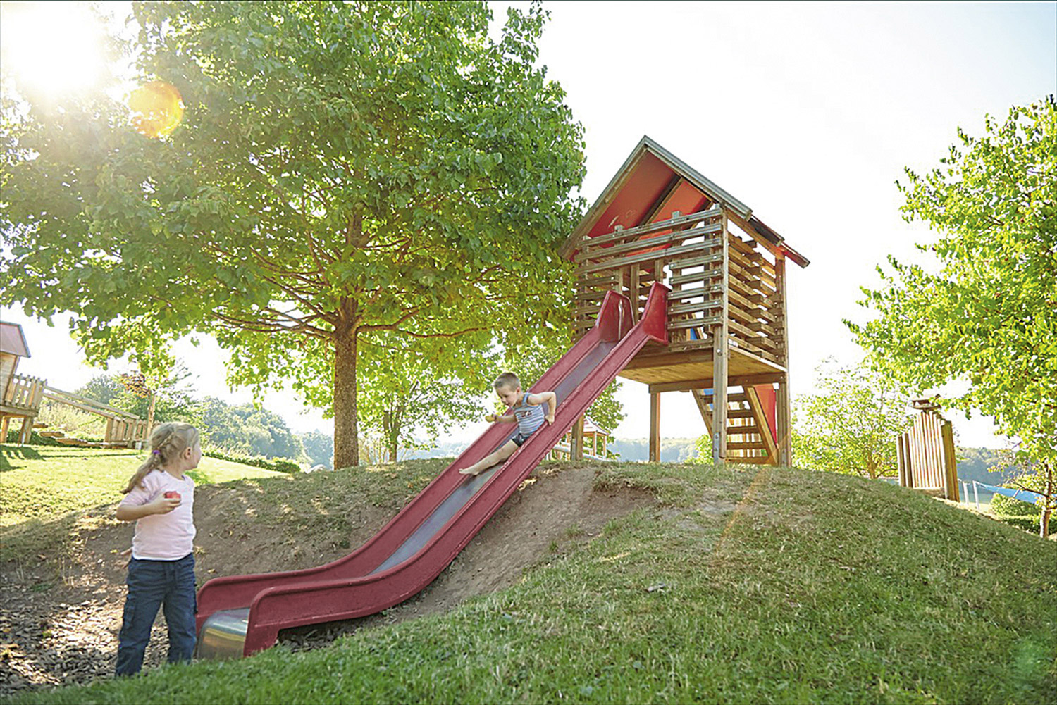 Pfahlhaus mit Rutsche Pfahlhaus mit Rutsche