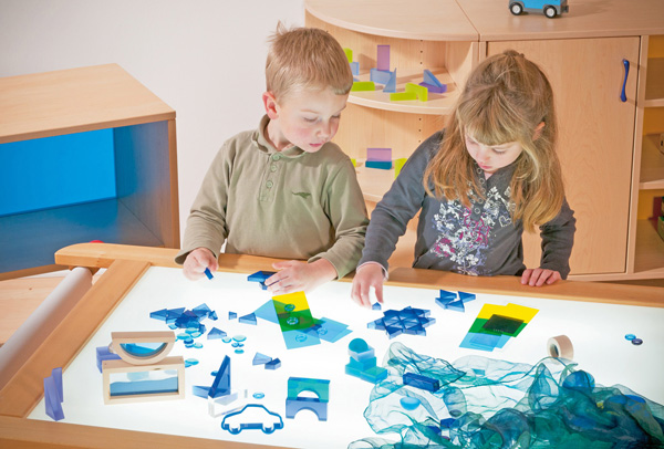 Lichtdurchlässige Stoffe Kinder sortieren kreatives Material