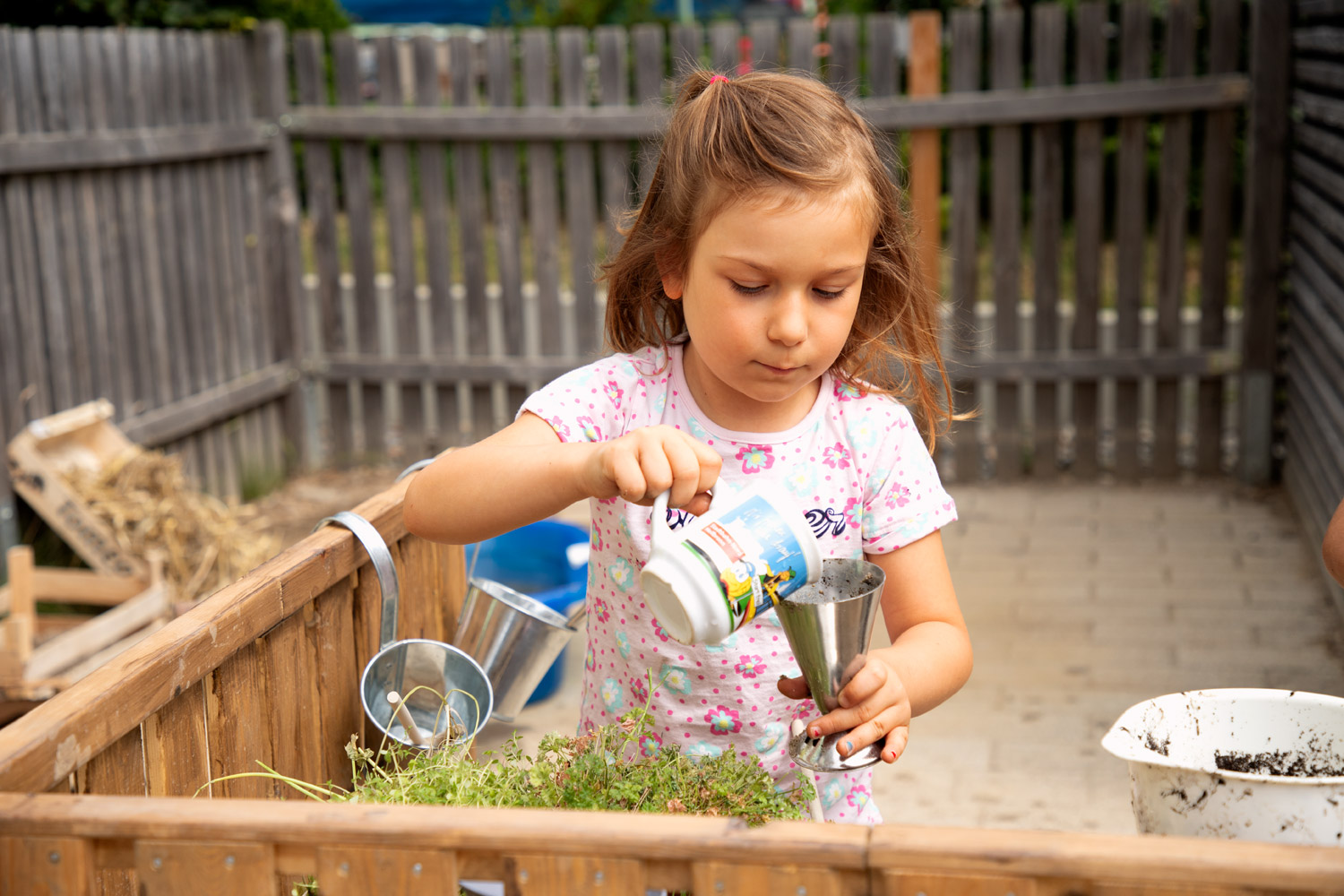 Matschküche Kind werkelt in der Matschküche