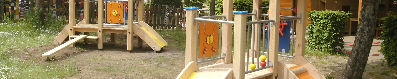 Verschiedene Spielplatzgeräte im Kindergarten