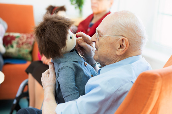 JOYK Marco Seniorin liebkost JOYK Puppe Marco