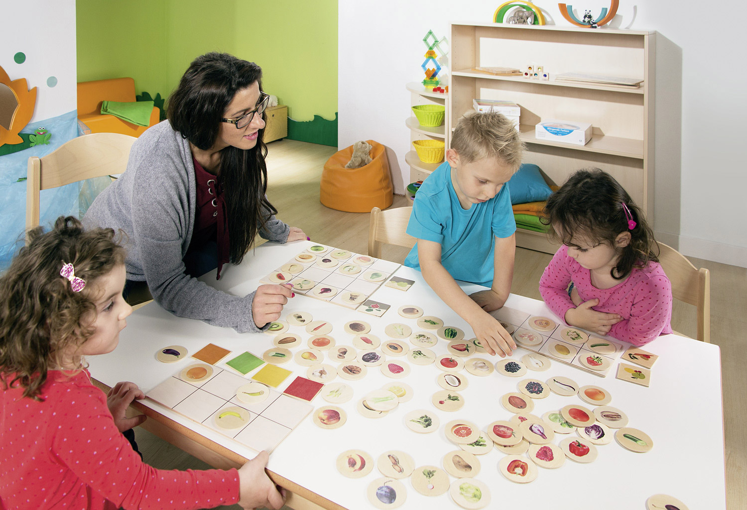 Kinder erlernen gesunde Ernährung mit Frisch auf den Tisch