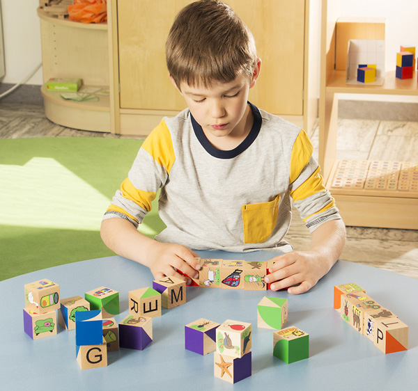 Anlautwürfel Schüler trainiert mit Anlautwürfel