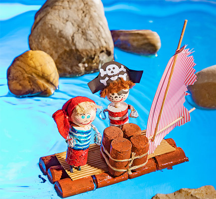 Floß aus Korken mit Segel und zwei Piraten