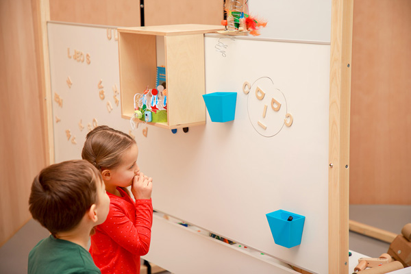 Kinder am Whiteboard im RaumWürfel