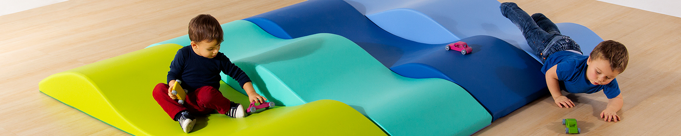 Wellenförmige Spielpolster in verschiedenen Grün- und Blautönen