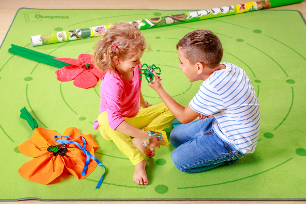 Empathie Kinder erlernen spielerisch Gefühle in Worte zu fassen