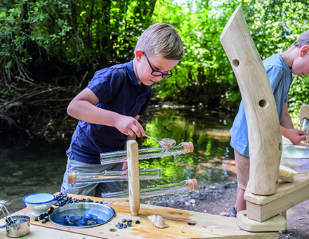 Dusyma Spielplatz Schule Schüler experimentierten mit Dusyma Außenspielprodukten