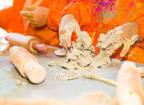 Projekt Tonen Kind am Kneten und Matschen