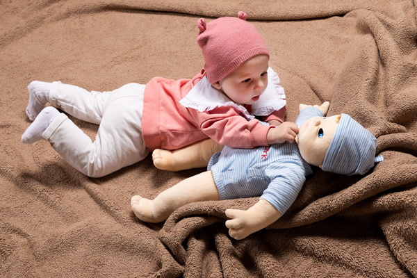 Baby mit JOYK Neugeborenen Empathiepuppe
