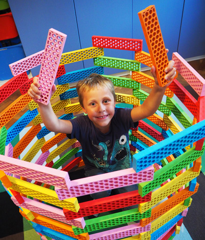 Kind baut einen Turm mit bioblo Steine