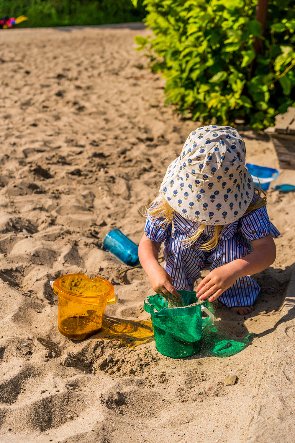 Transparenter Bunteimer mit Tülle