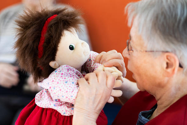 JOYK Empathiepuppe  JOYK Empathiepuppe mit Seniorin