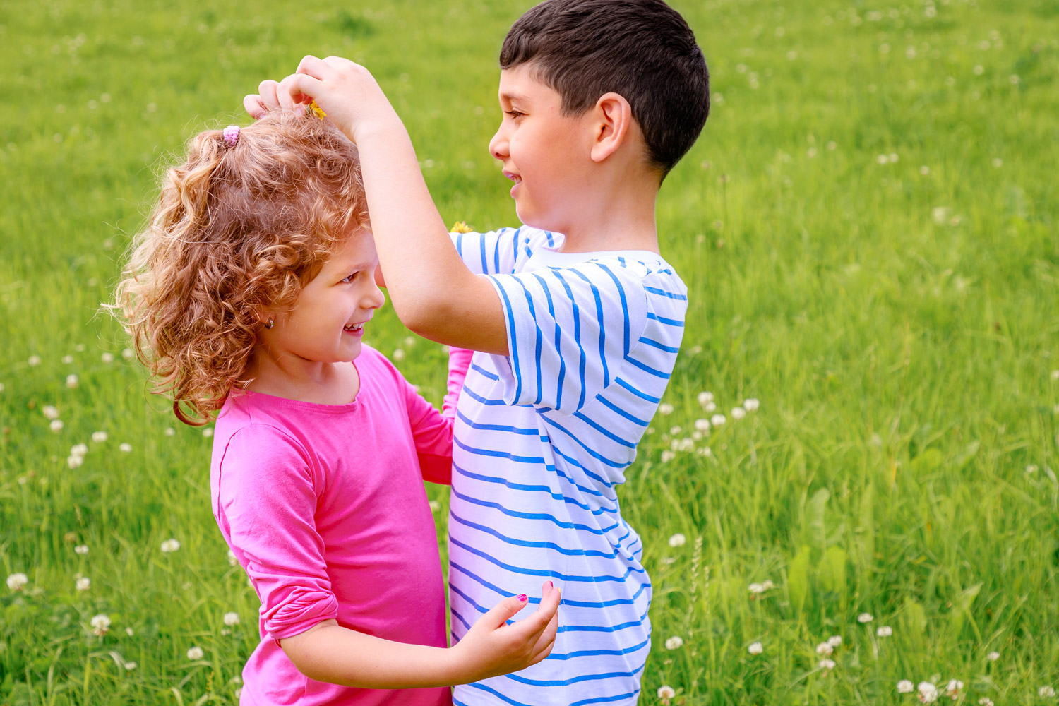 Mitgefühl Kind zeigt Mitgefühl