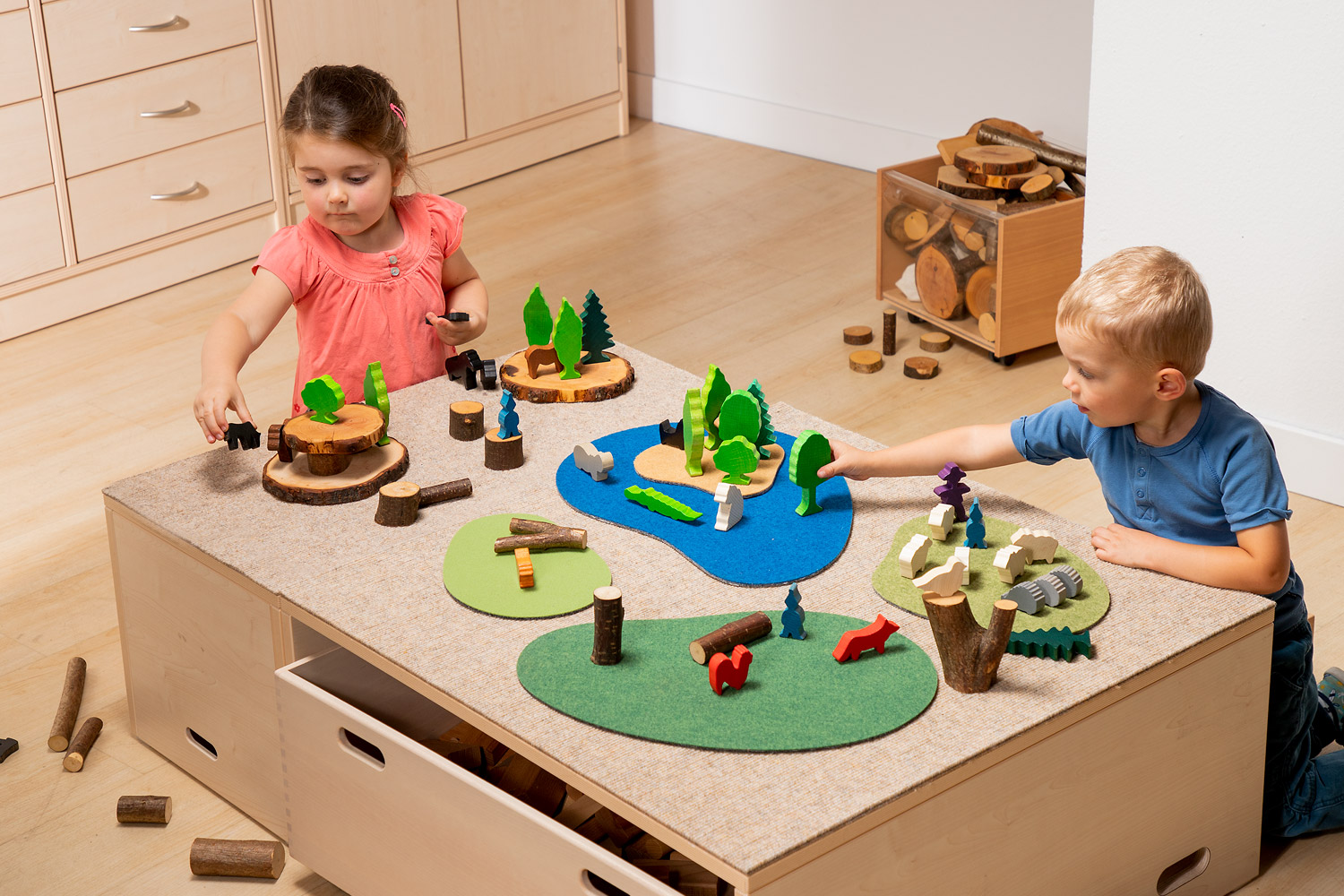 Tiere mit Figuren Kinder konstruieren Landschaften mit Bäumen und Tieren