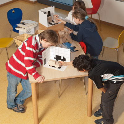 Kinder entdecken Licht und Schatten mit dem Schattenbauspiel