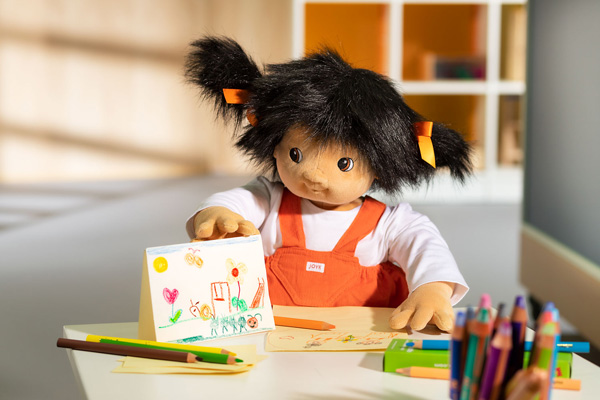 JOYK Emelie Emelie bastelt eine Karte