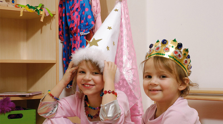 Kinder als Prinzessin und Königin verkleidet