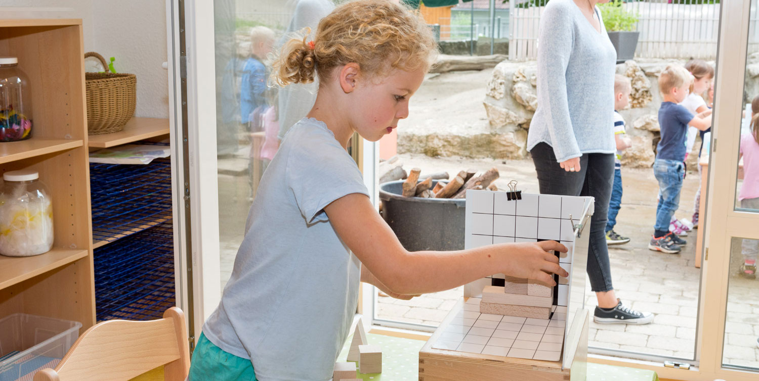 Schattenbauspiel Kind erstellt Konstruktion mit dem Schattenbauspiel