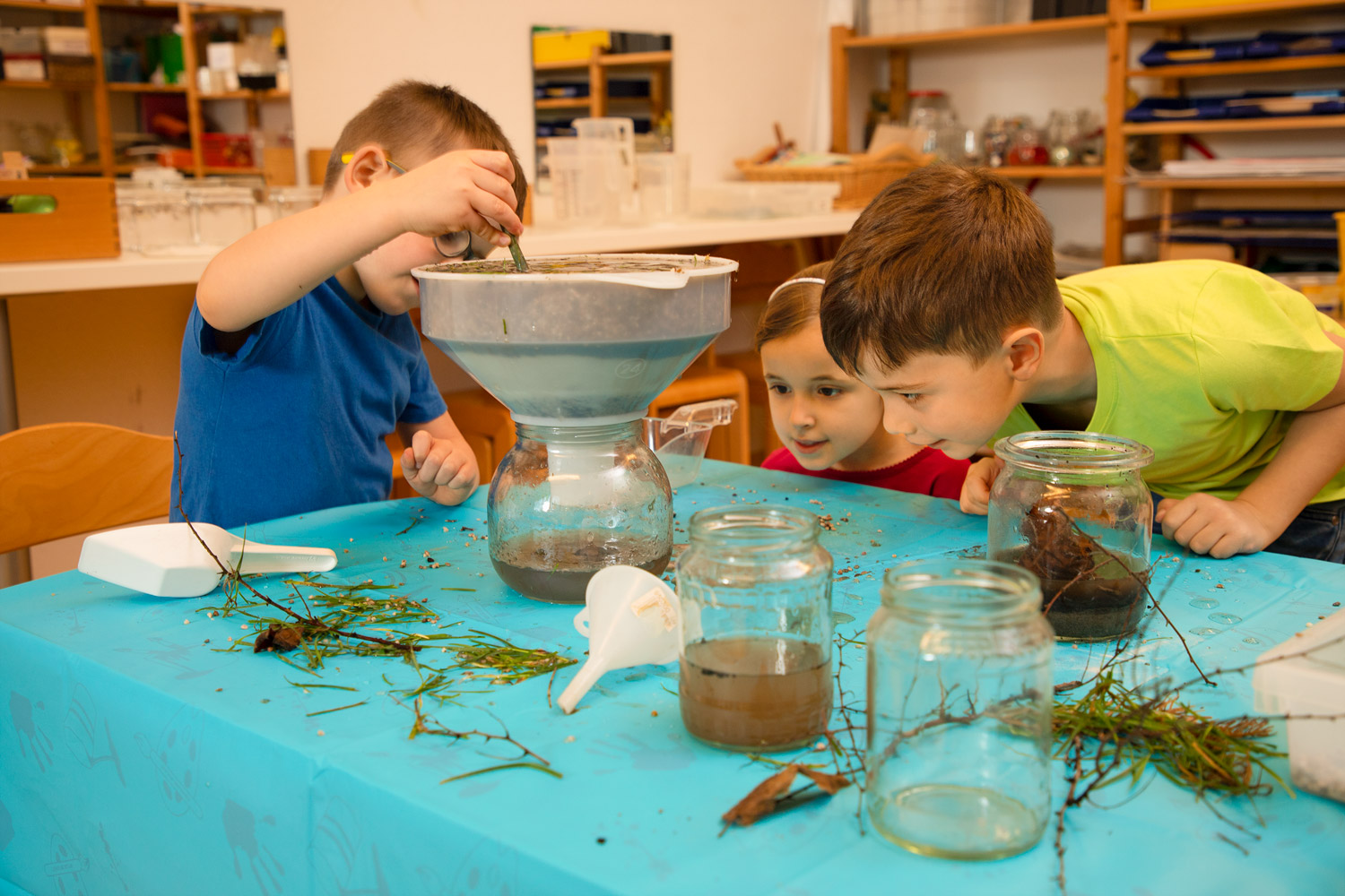 Filter-Werkstatt Kinder experimentieren mit der Filter-Werkstatt