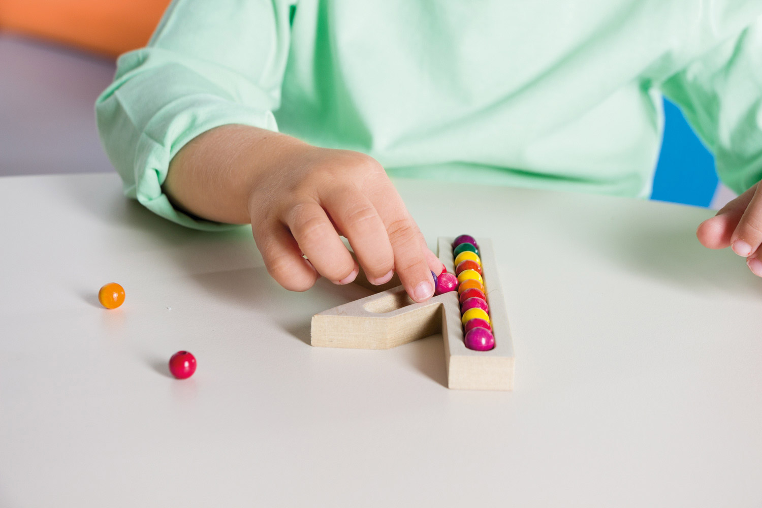 Kind spielt mit Erfahrungsbuchstaben