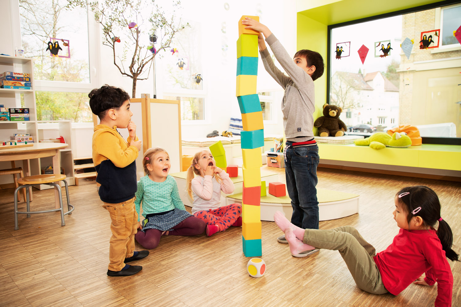 Kinder mit dem Schrägstapler Maxi