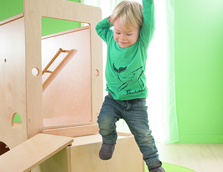 Dusyma Kindergartenmöbel Kind turnt auf Dusyma Kindergartenmöbel