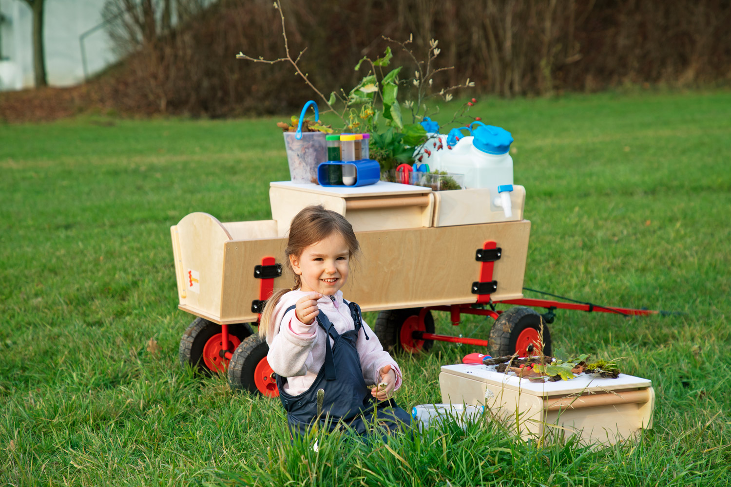 Kind mit Forschermobil