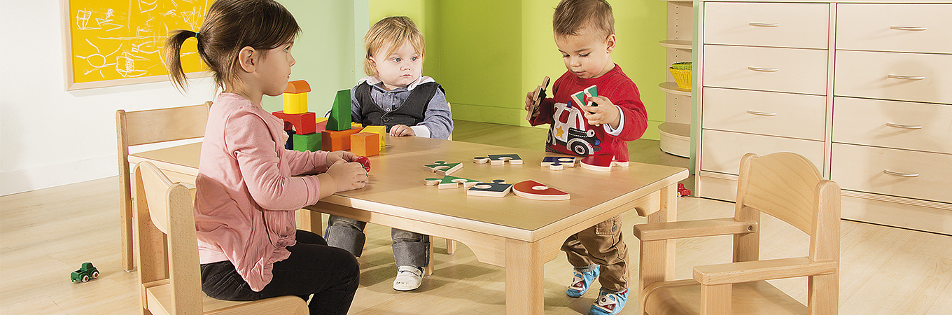 Dusyma Kindergartenmöbel Kinder sitzen an Kindergartentisch und spielen gemeinsam