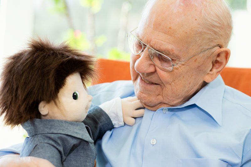 Empathiepuppen Senior mit Empathiepuppe