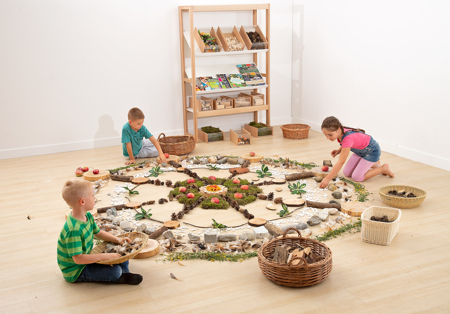 Kinder erstellen ein Mandala aus Naturmaterialien