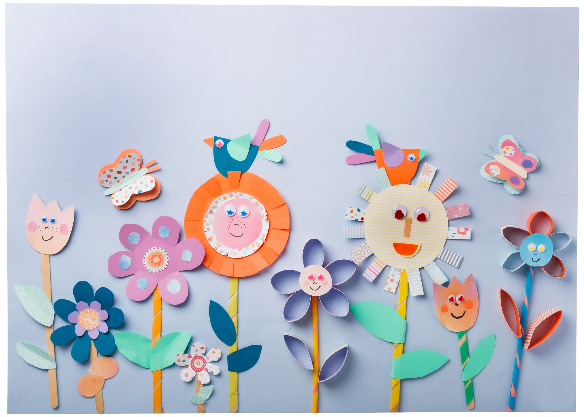 Blumenwiese aus Papier Gebasteltes Exemplar der Bastelanleitung "Blumenwiese aus Papier" mit vielen gebastelten Blumen.