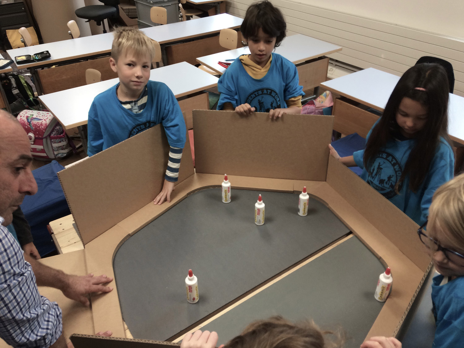 Lernwabe bei Dusyma Kinder kleben die Lernwabe zusammen