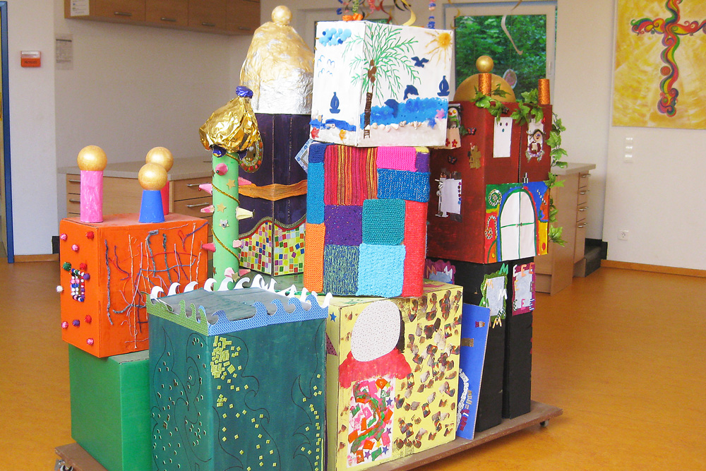 Projekt Hundertwasser Ein von Kindern gestaltetes Haus aus Kartonagen und anderen Materialien.