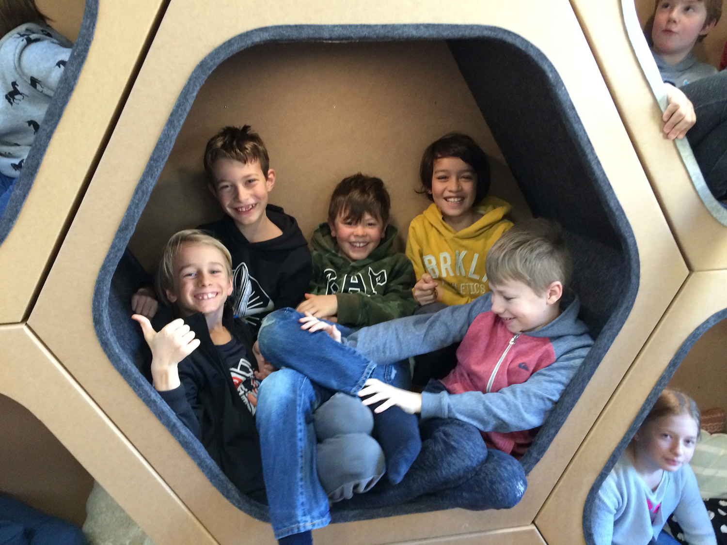 Lernwabe bei Dusyma 5 Kinder sitzen in einer Wabe der Lernwabe