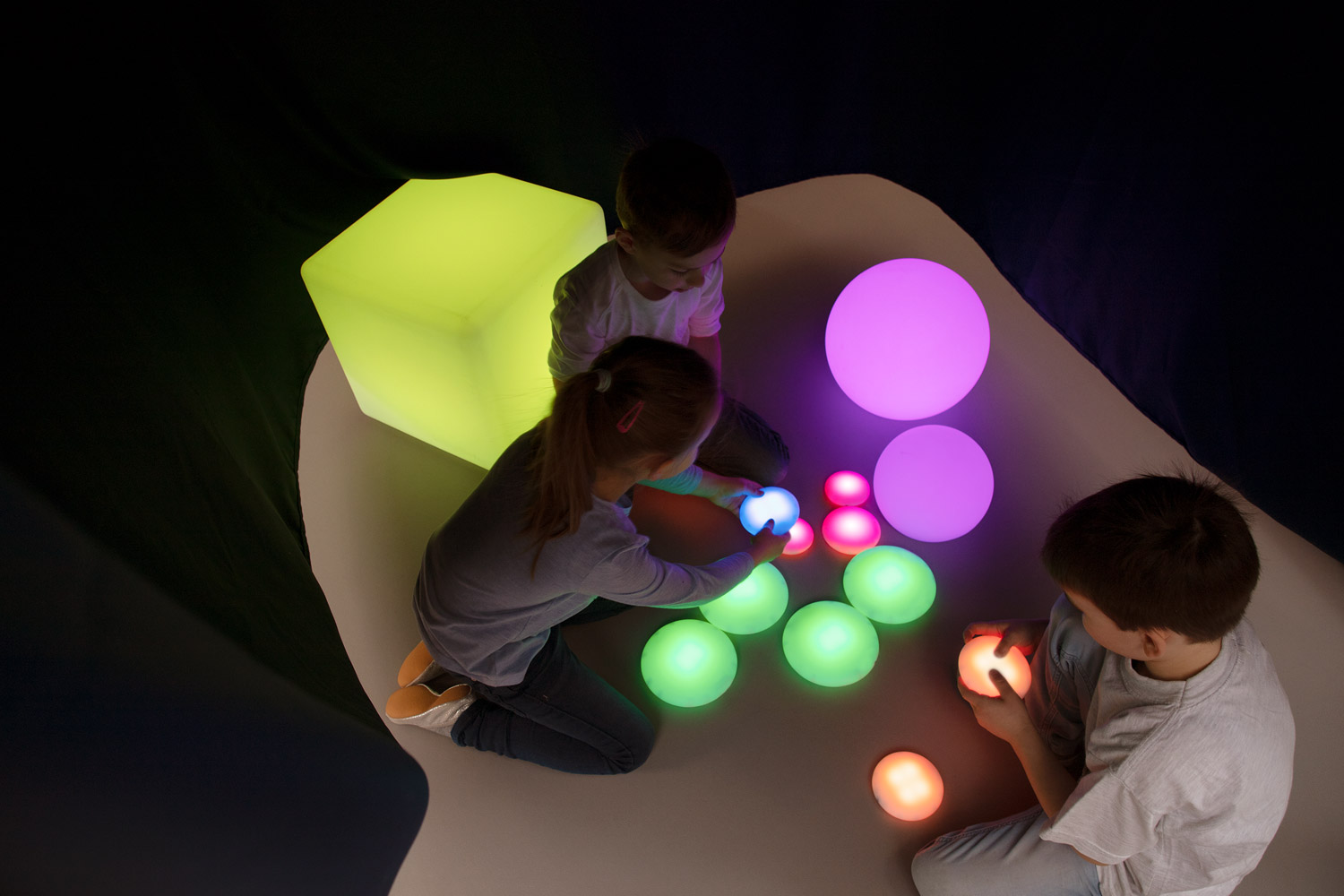 Kinder experimentieren mit Licht im Dunkelzelt