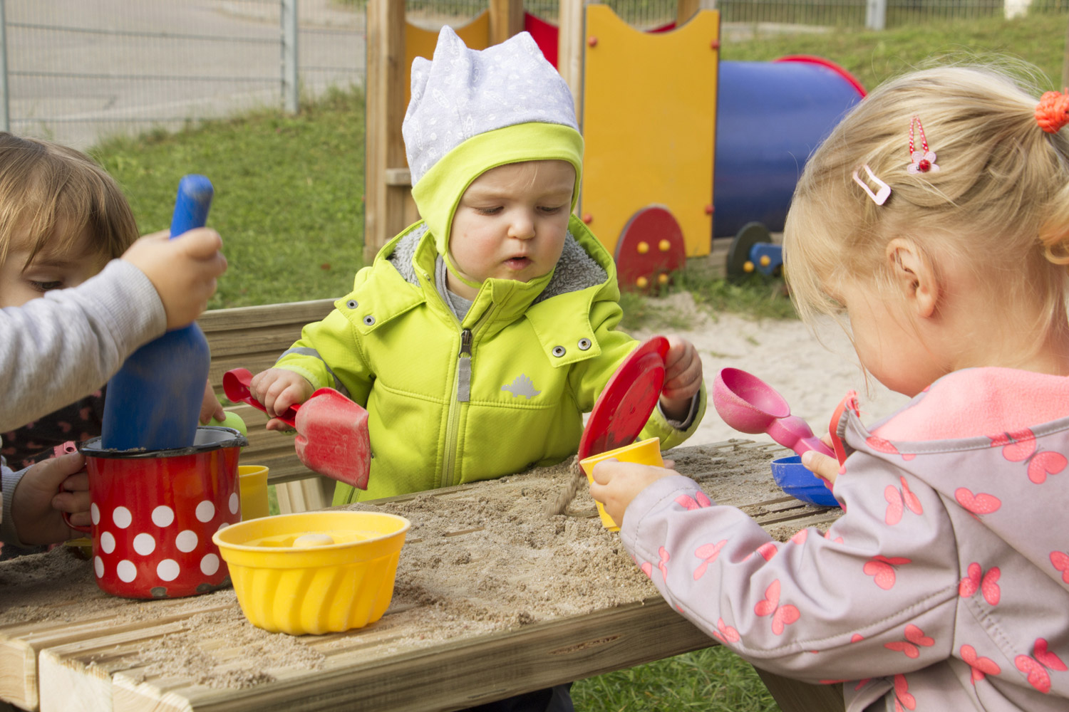 Kleinkindertischgruppe Kleinkinderbank mit Lehne Elmas