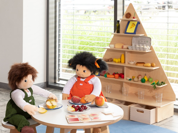 JOYK Emelie Emelie an der Ernährungspyramide