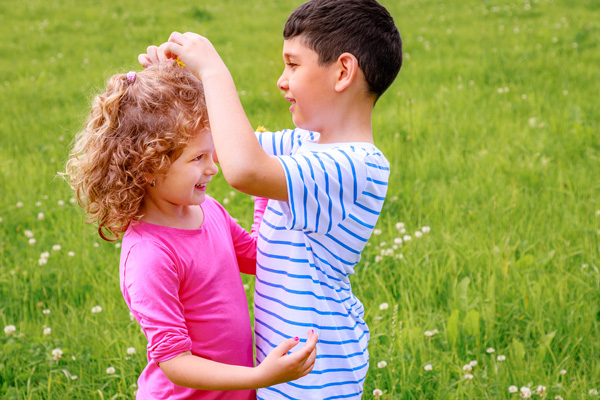Empathie Kinder kümmern sich umeinander