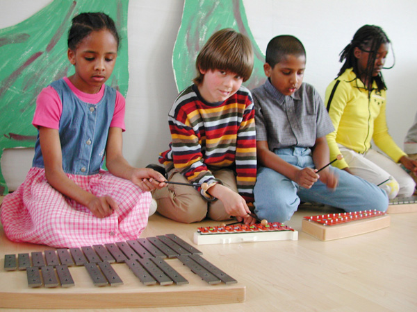 Kinder mit Migrationshintergrund musizieren gemeinsam