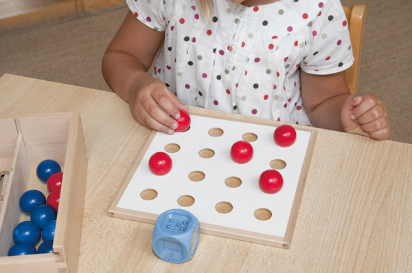 Verflixt und Zugelegt  Schülerin mit Verflixt und Zugelegt in der Grundschule