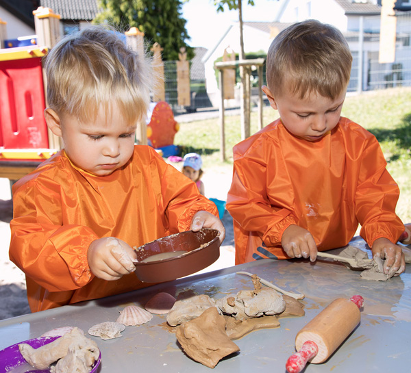 Kinder konzentriert beim Tonen