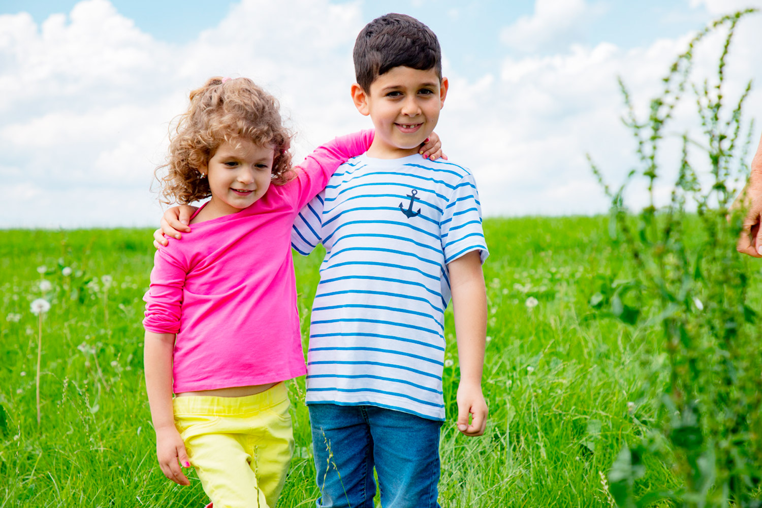 Zwei Kinder halten sich im Arm