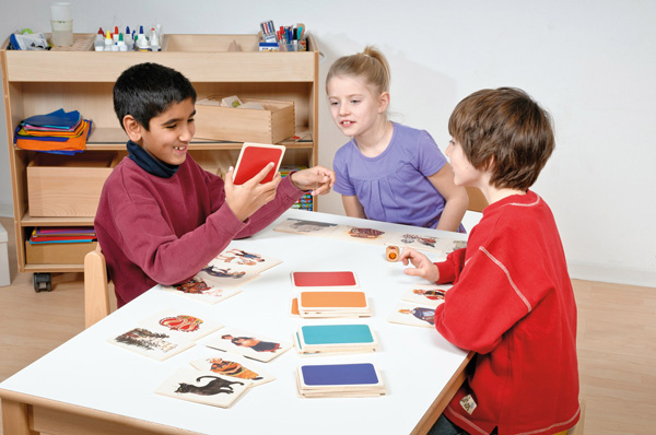 Märchenerfinder Kinder spielen mit dem Märchenerfinder