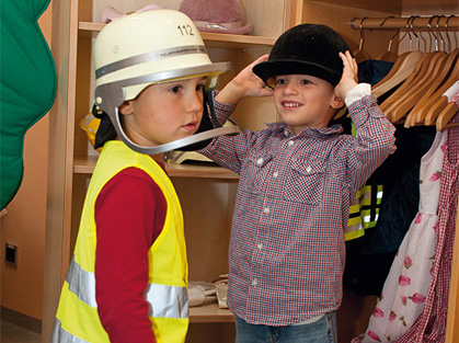 Feuerwehrmann Kinder experimentieren mit Verkleidungen