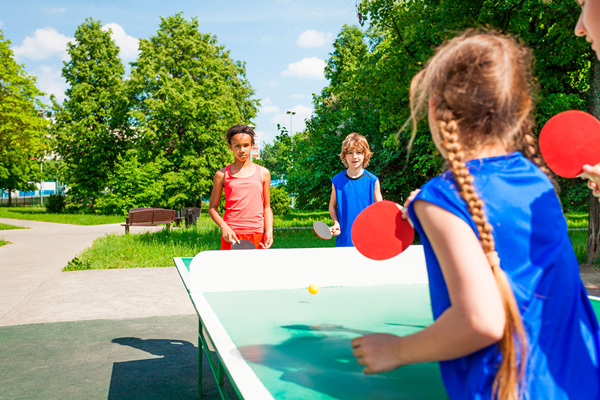 Kinder spielen Tischtennis