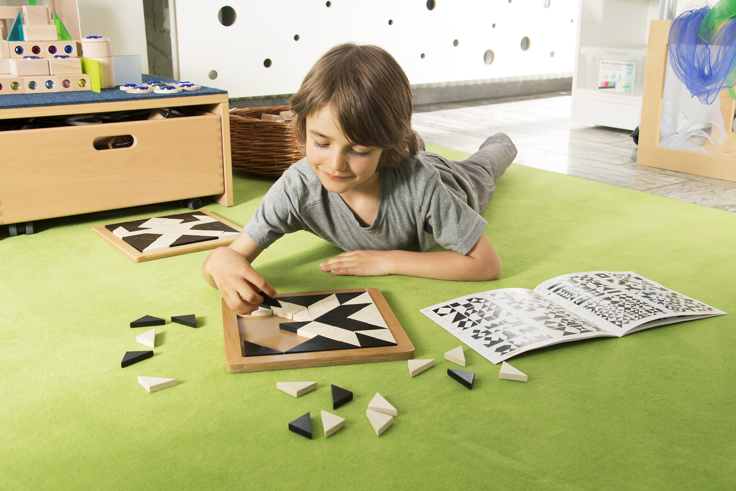 Kind trainiert kognitive Entwicklung mit magischem Mosaik