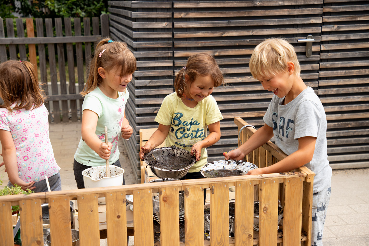 Matschküche Kinder in der Matschküche